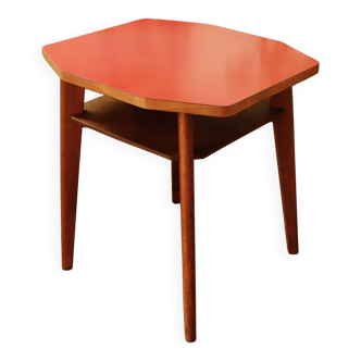 Table d'appoint en bois avec plateau rouge