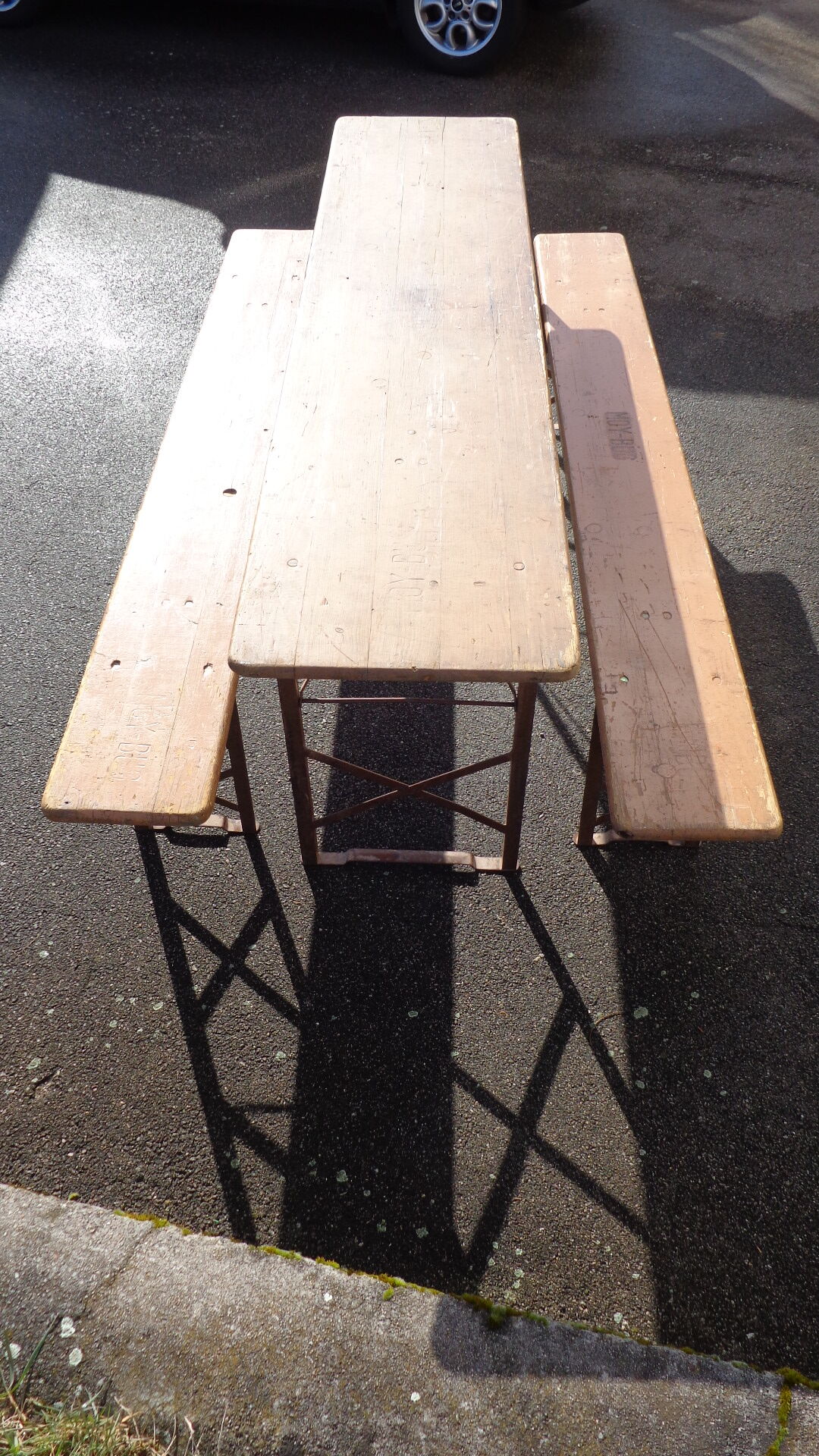 Table pliante et 2 bancs
