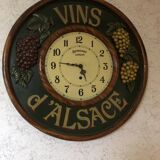 Pendule murale ancienne publicitaire "vins d'alsace" en bois massif décoré
