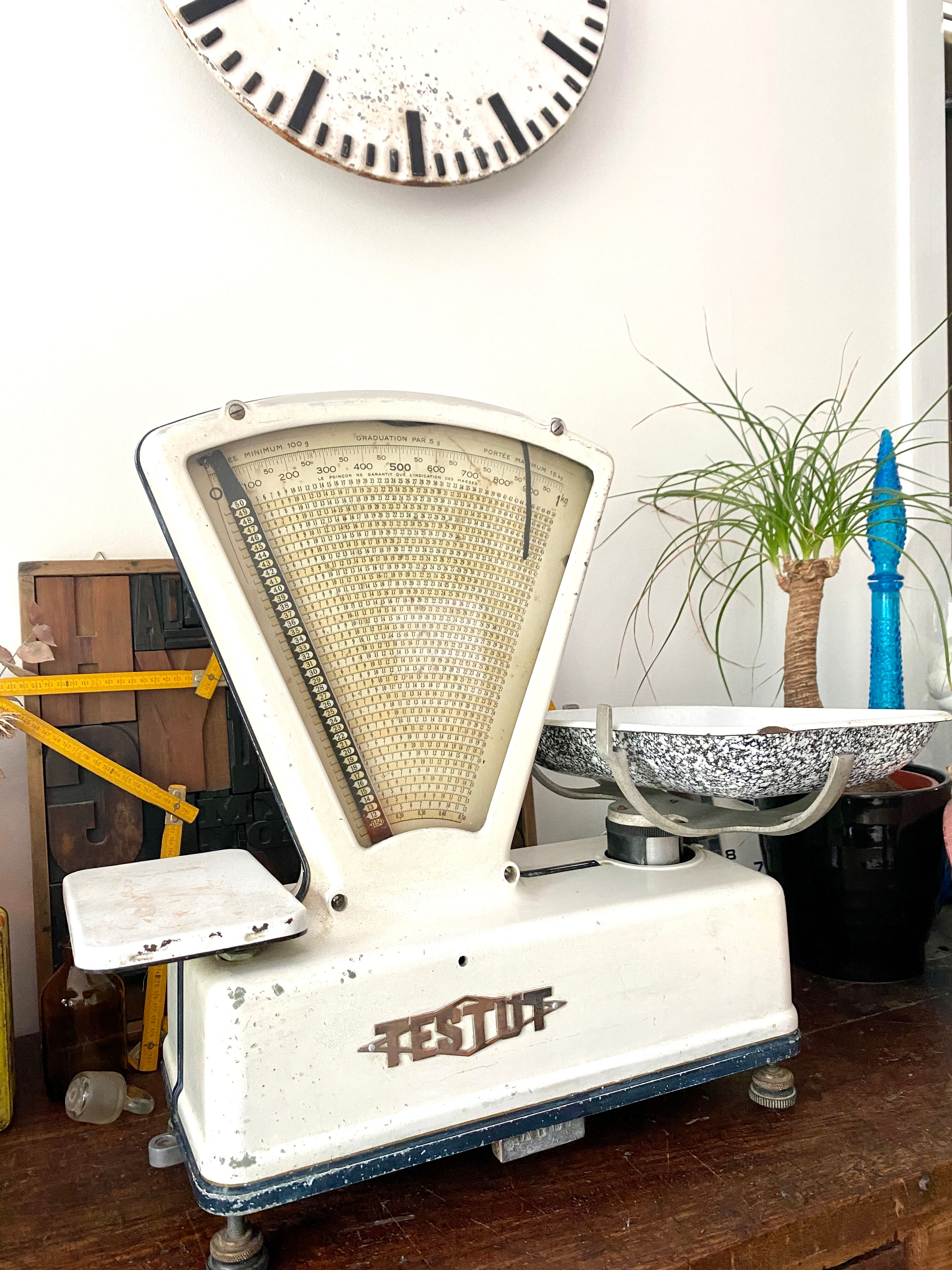Old vintage Testut grocery scale