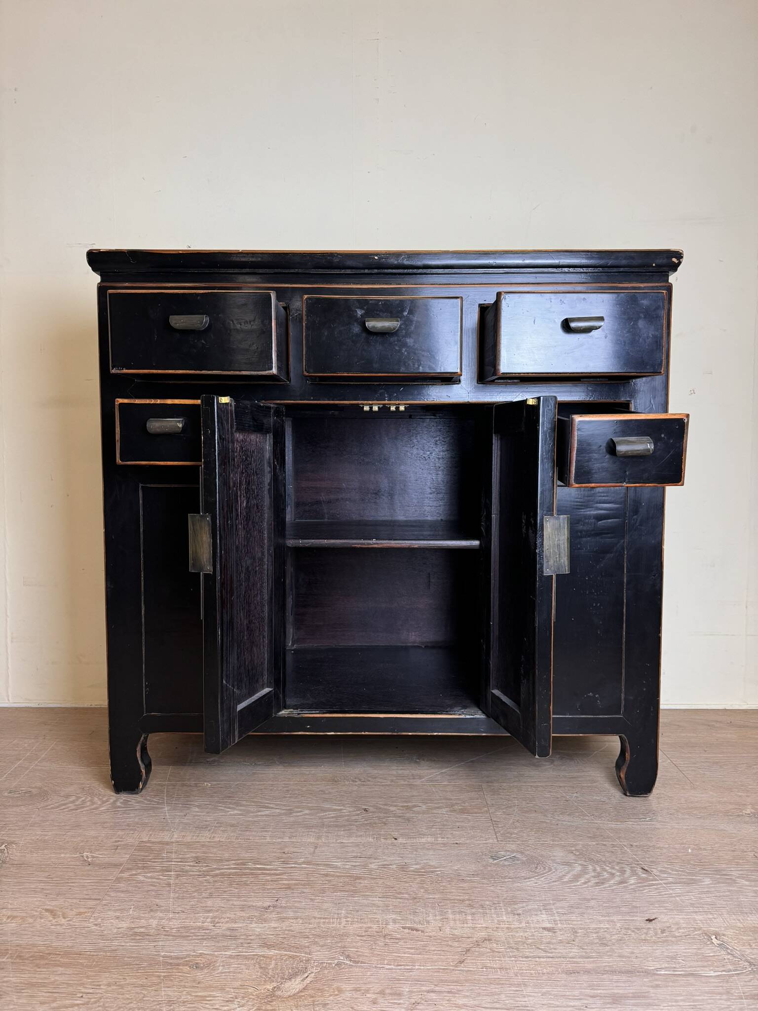 Chinese chest of drawers in black and gold lacquer