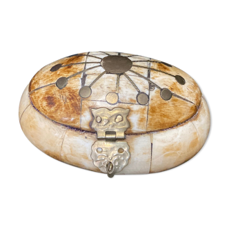 Boite à bijoux forme œuf en corne XXème