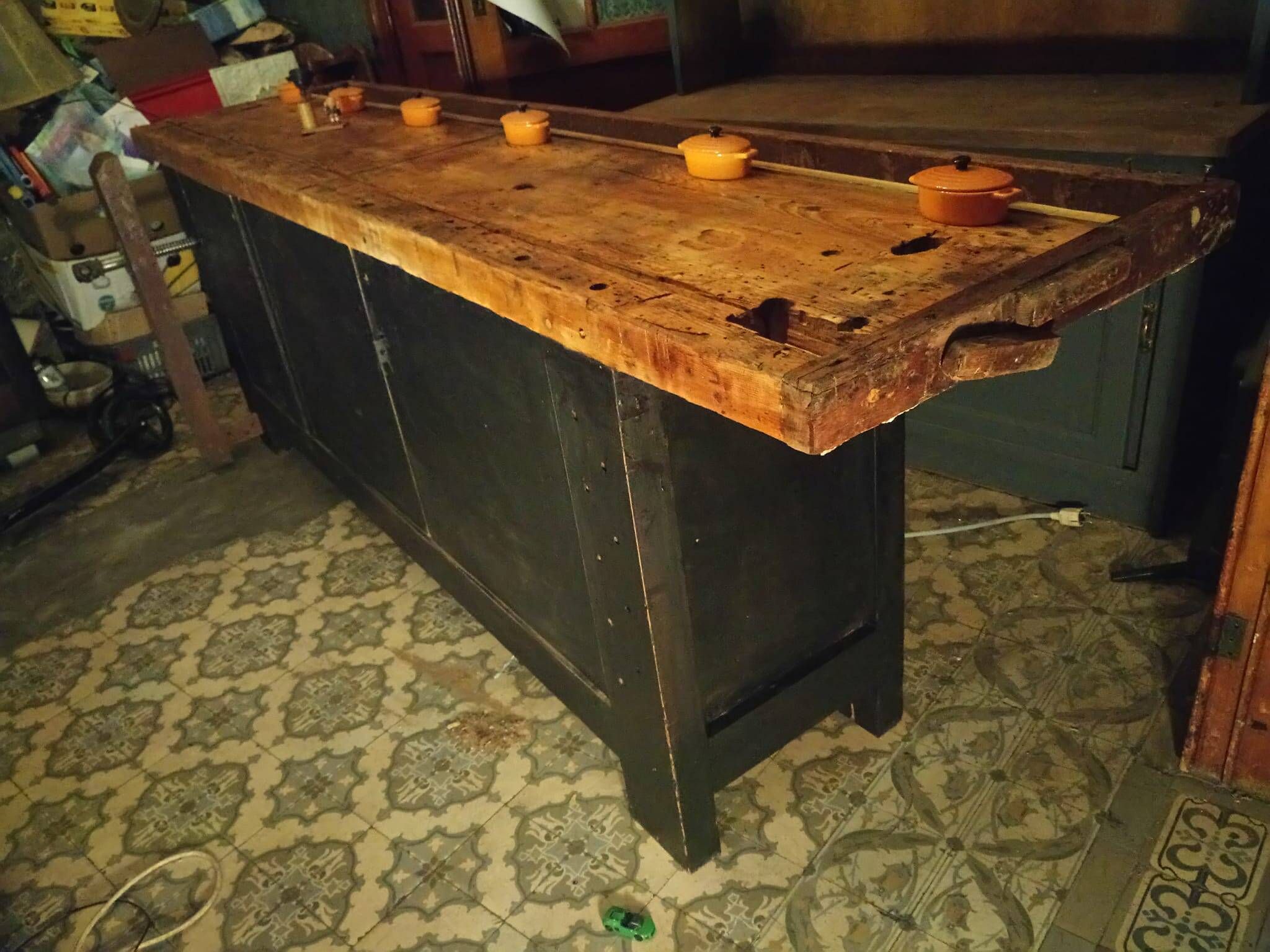 Ancien établi, meuble de métier d'atelier, buffet