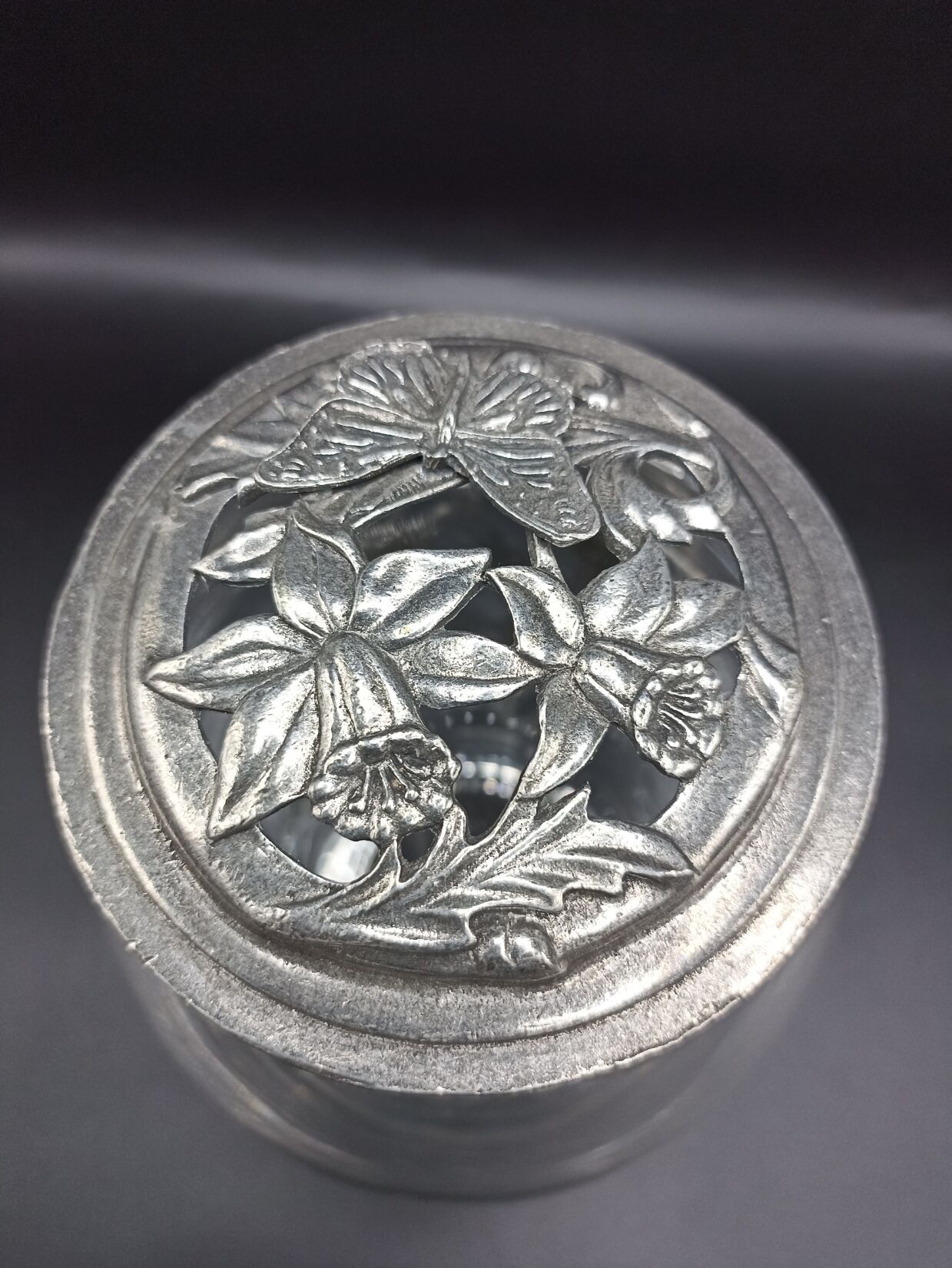 Covered jar / glass and openwork tin vase - Daffodils