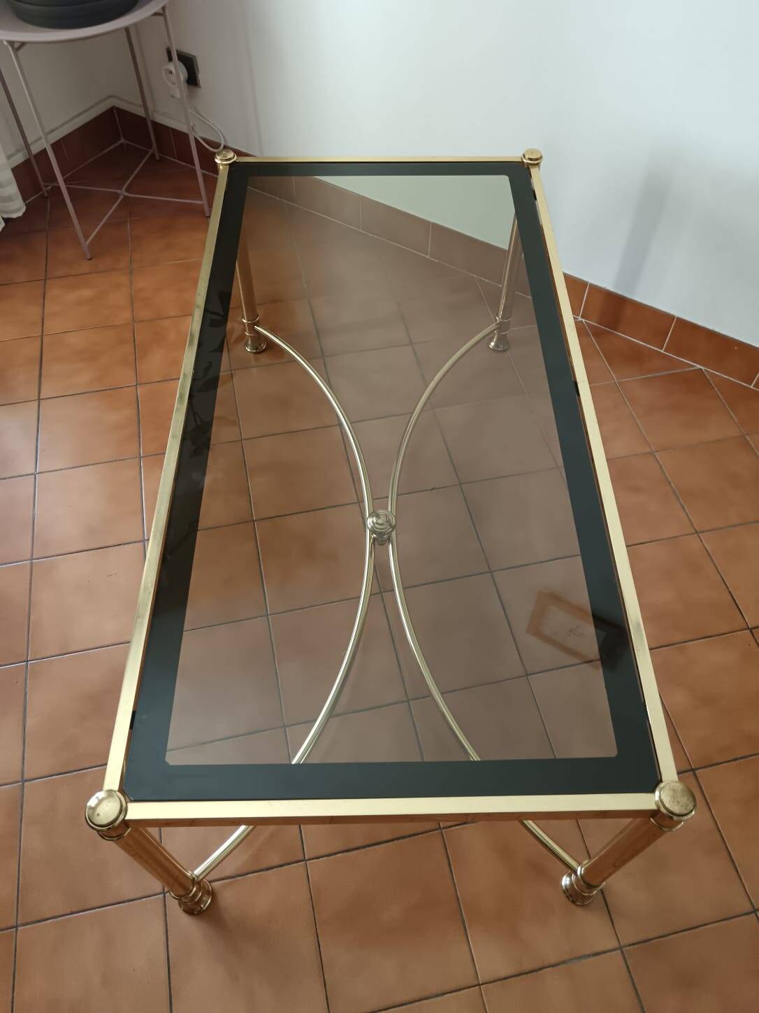 Table basse en laiton et verre fumé