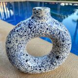Round varnished flower vase
