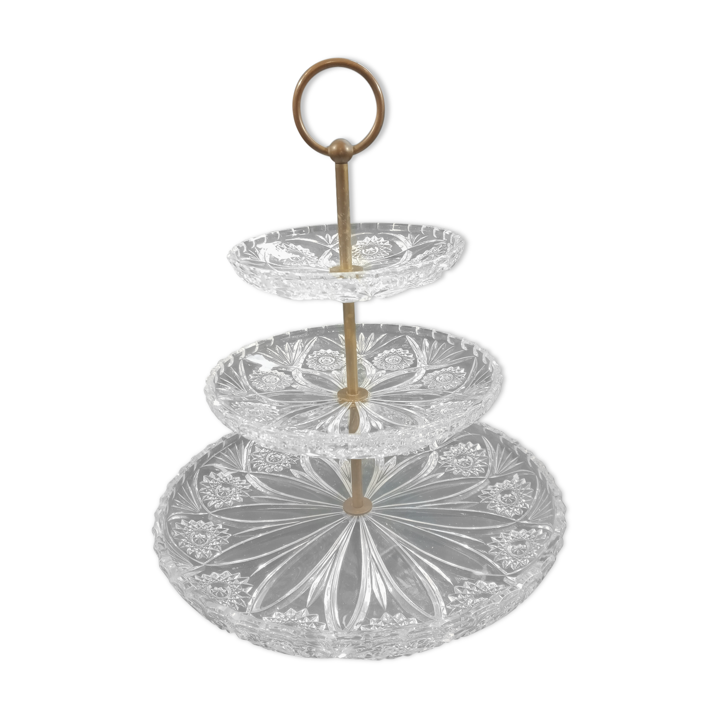 Three-storey display in chiseled glass and brass