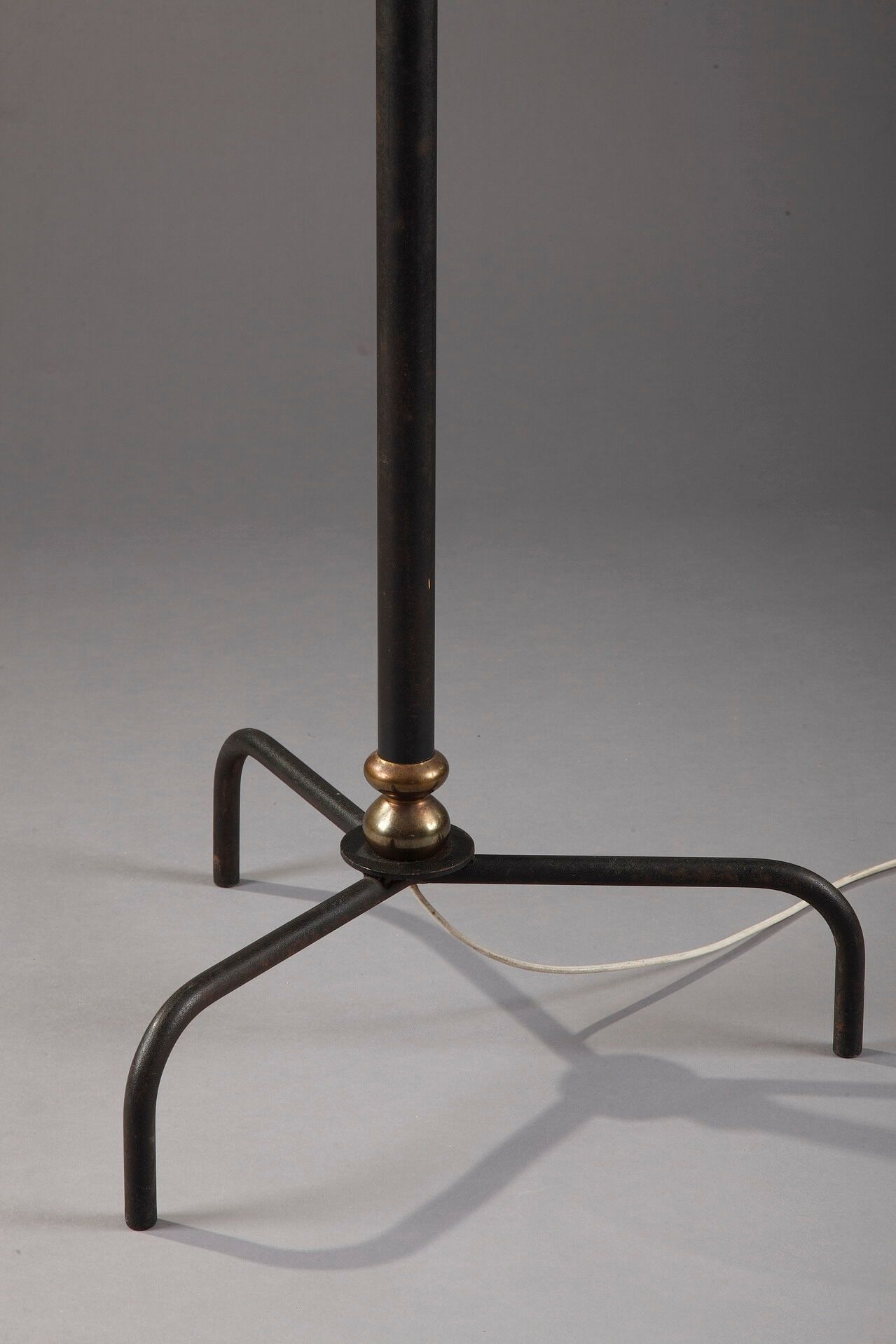 Lampadaire tripode de forme réverbère en fer et verre