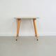 Table d'appoint en bois vintage avec pieds coniques