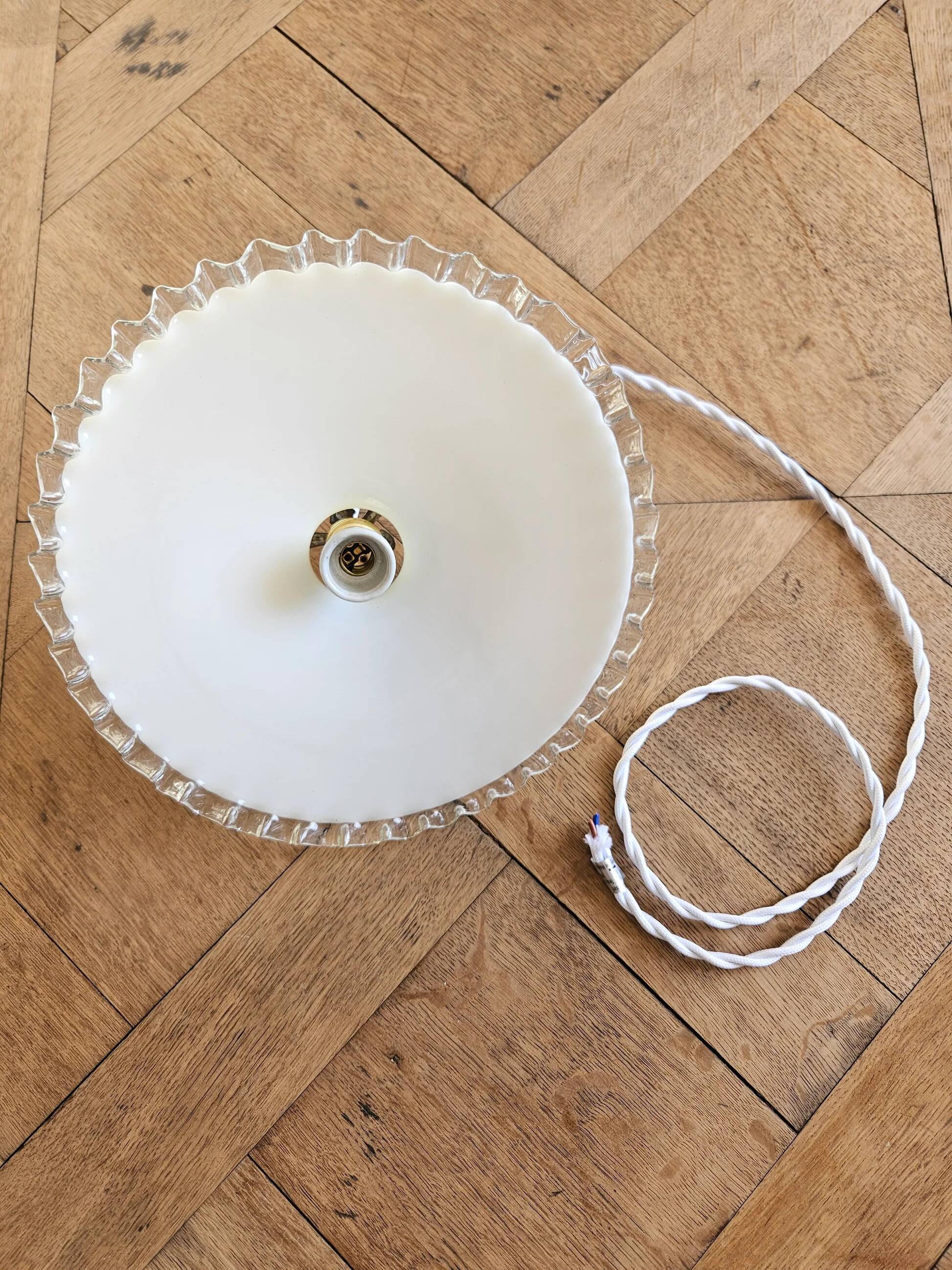 Suspension vintage en opaline dentelée