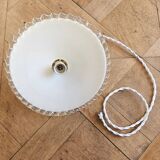 Suspension vintage en opaline dentelée