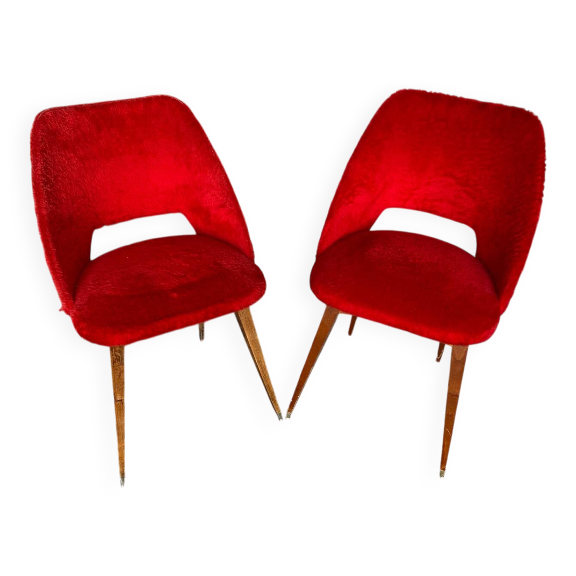 Paire de chaises Achille Decommere en fausse fourrure rouge et pieds compas en bois