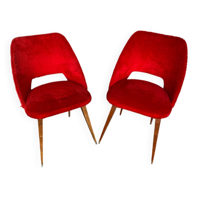 Paire de chaises Achille Decommere en fausse fourrure rouge et pieds compas en bois