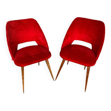 Paire de chaises Achille Decommere en fausse fourrure rouge et pieds compas en bois