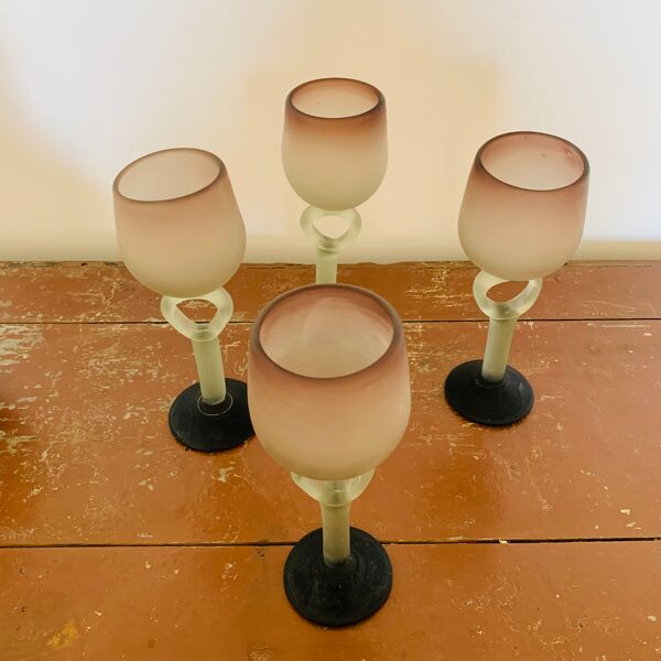 Ensemble de 4 verres à pied et 1 carafe en pâte de verre