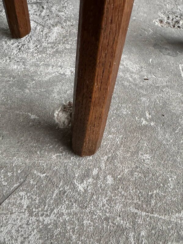 Tabouret brutaliste en chêne massif brun foncé avec dossier sculptural, fabrication artisanale, style rustique primitif du milieu du siècle.