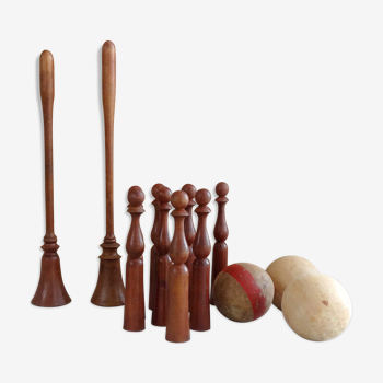 Set of a set of 8 pins, 2 bilboquets and 3 old wooden balls
