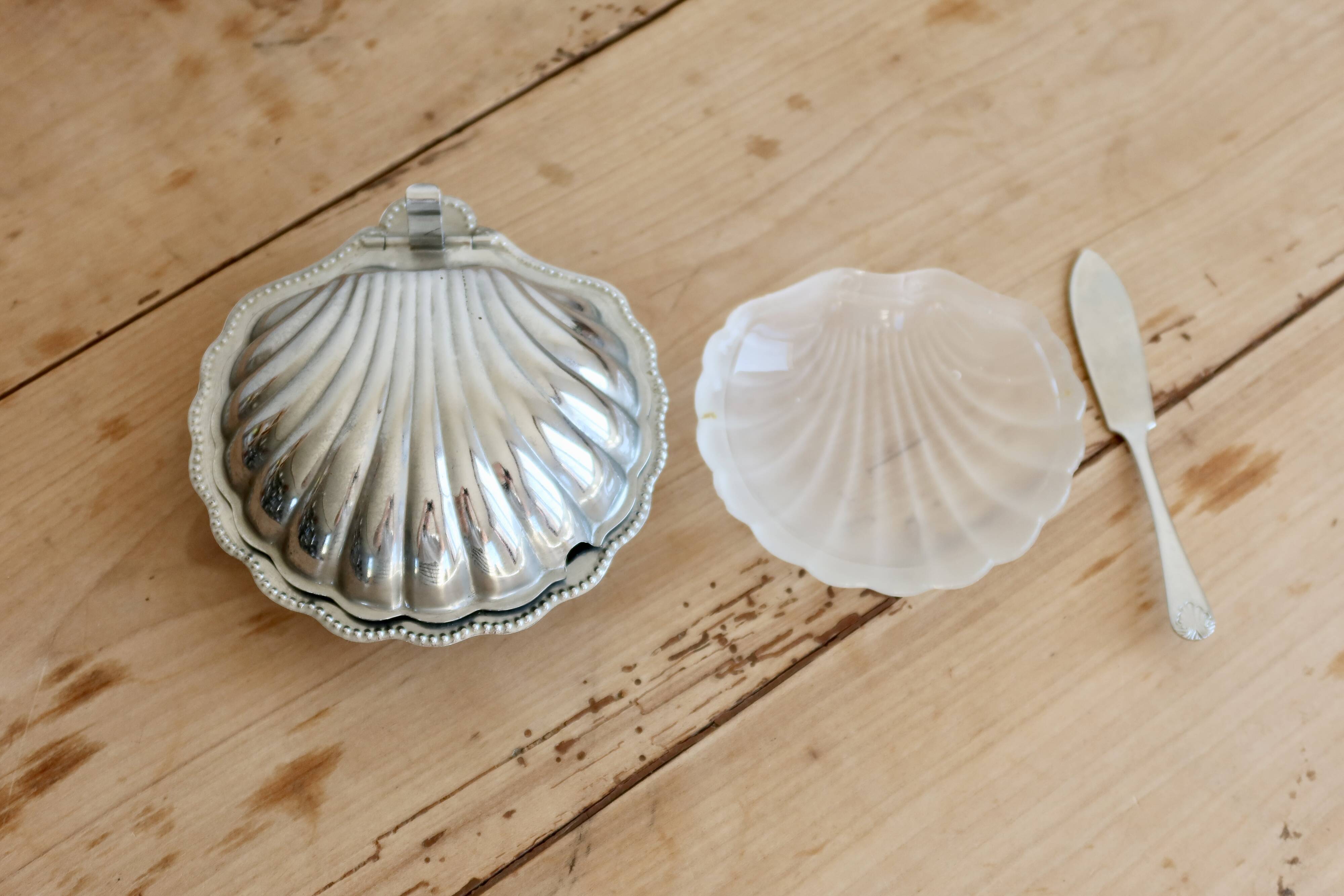 Vintage shell butter dish in silver-plated metal and glass with knife - Style