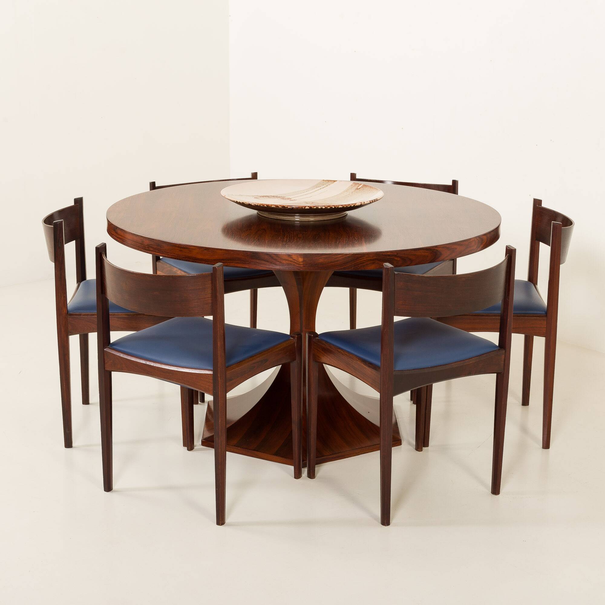 Carlo de Carli round rosewood table, 1960s