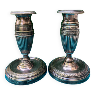 Paire de bougeoirs de style Louis XVI en bronze argente