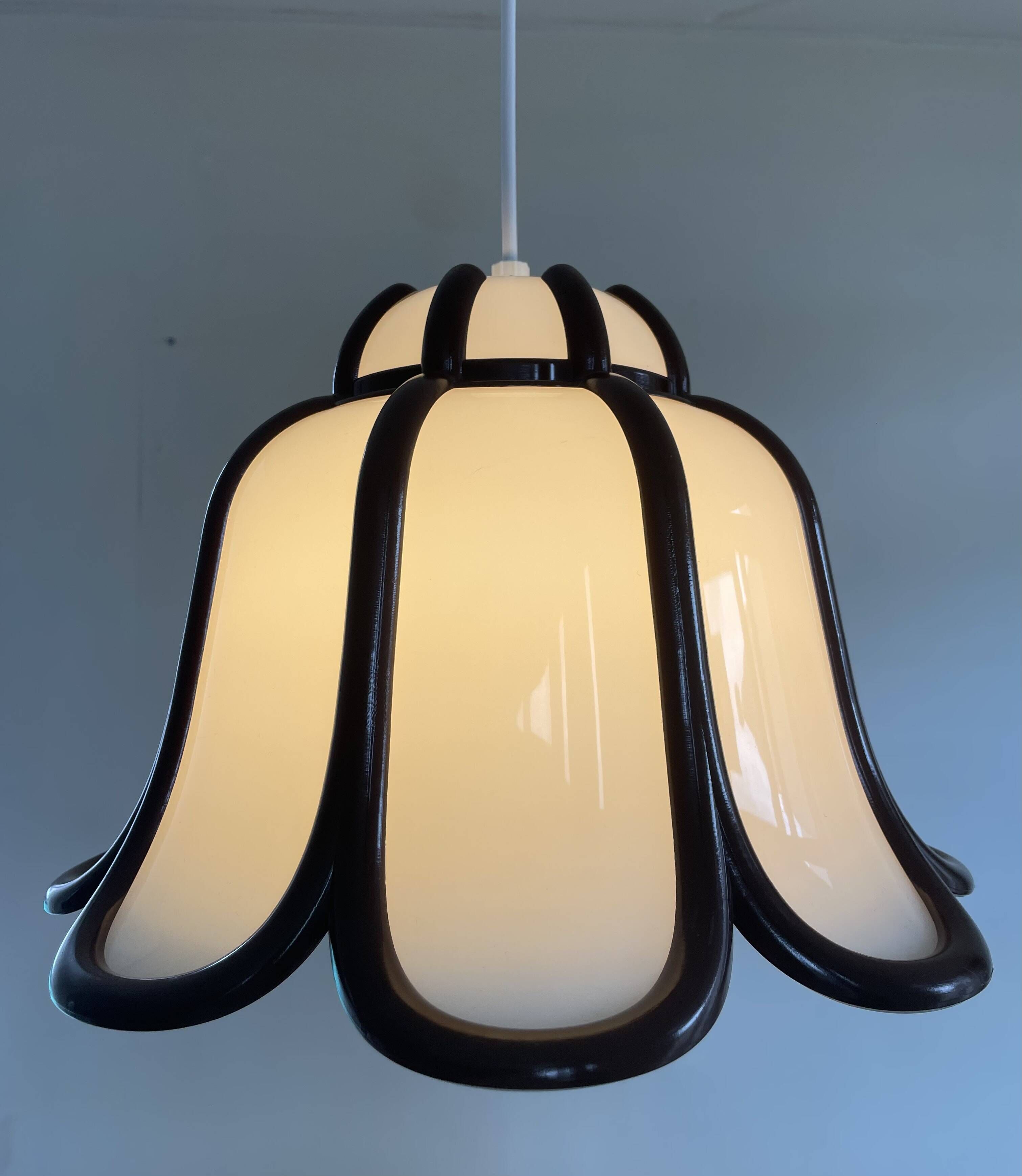 Tulip shaped pendant lamp