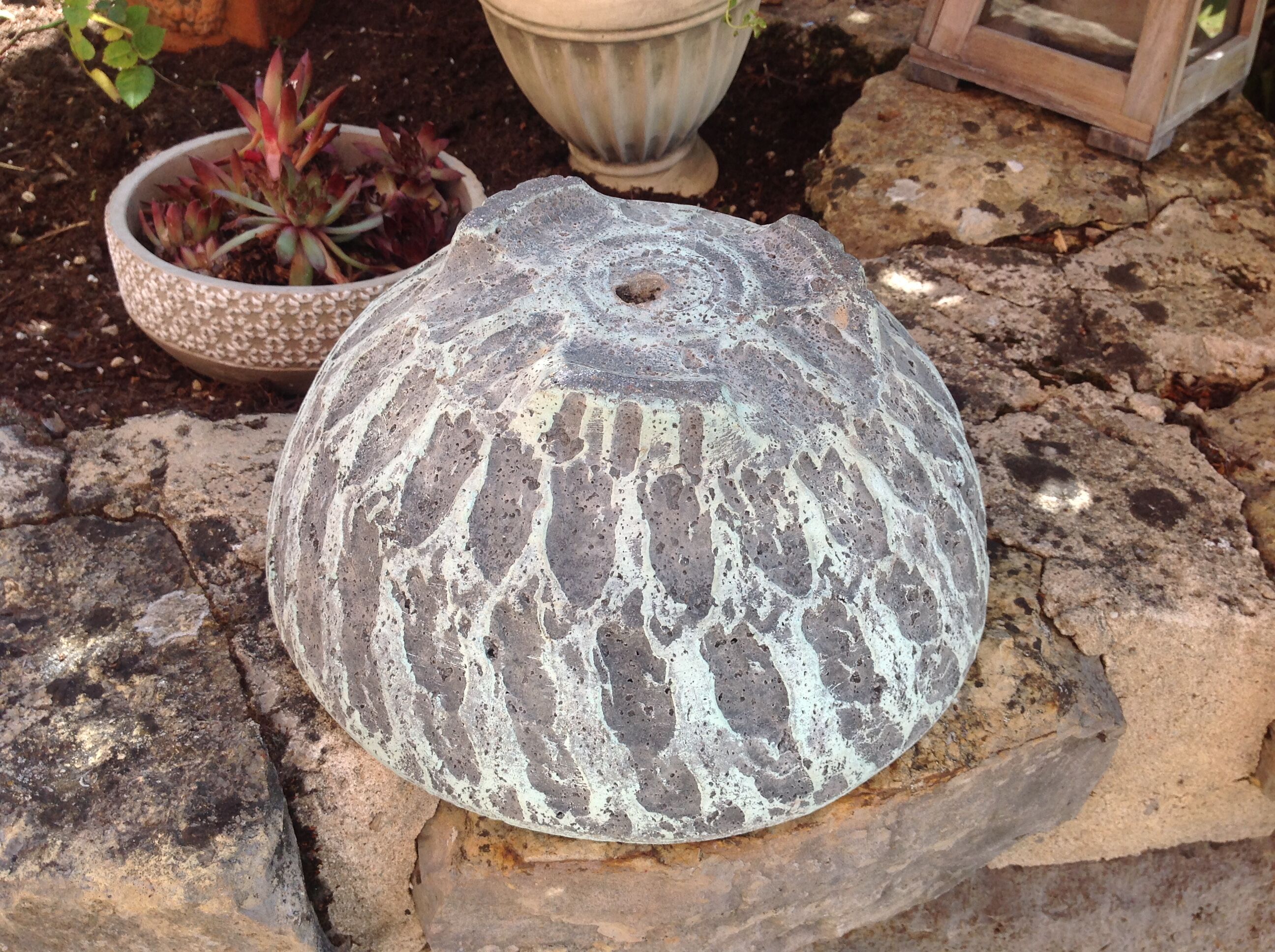 Structured concrete gardener / vintage 60s-70s