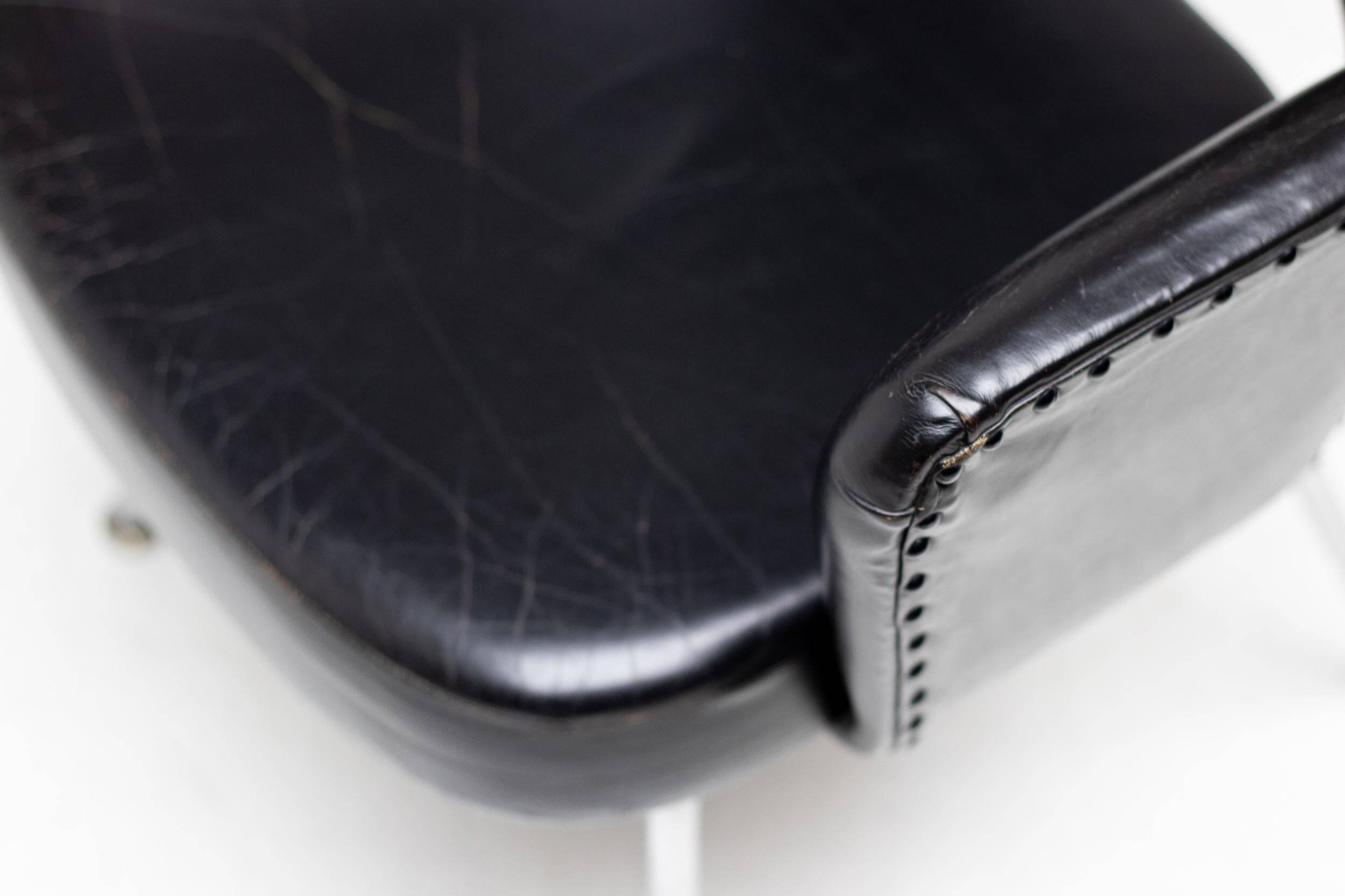 Set of 4 Saarinen executive chairs for Knoll in original black leather.
