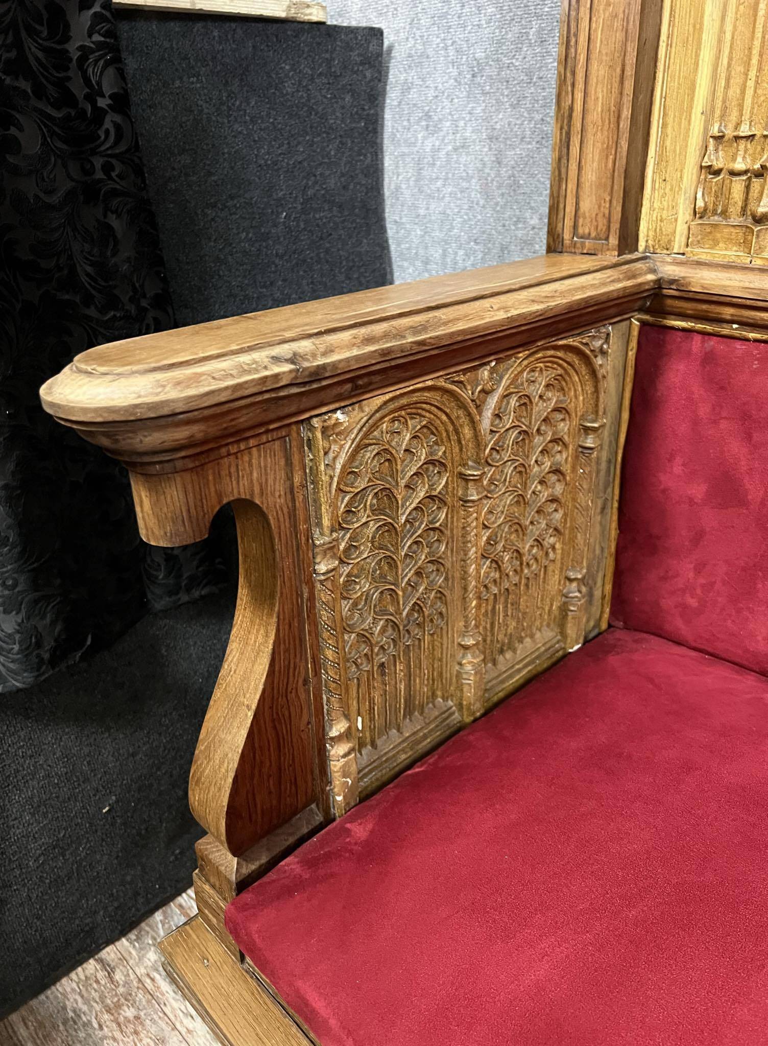 Monumental Gothic style bench in solid oak and patinated plaster circa 1800 / length 282 cm