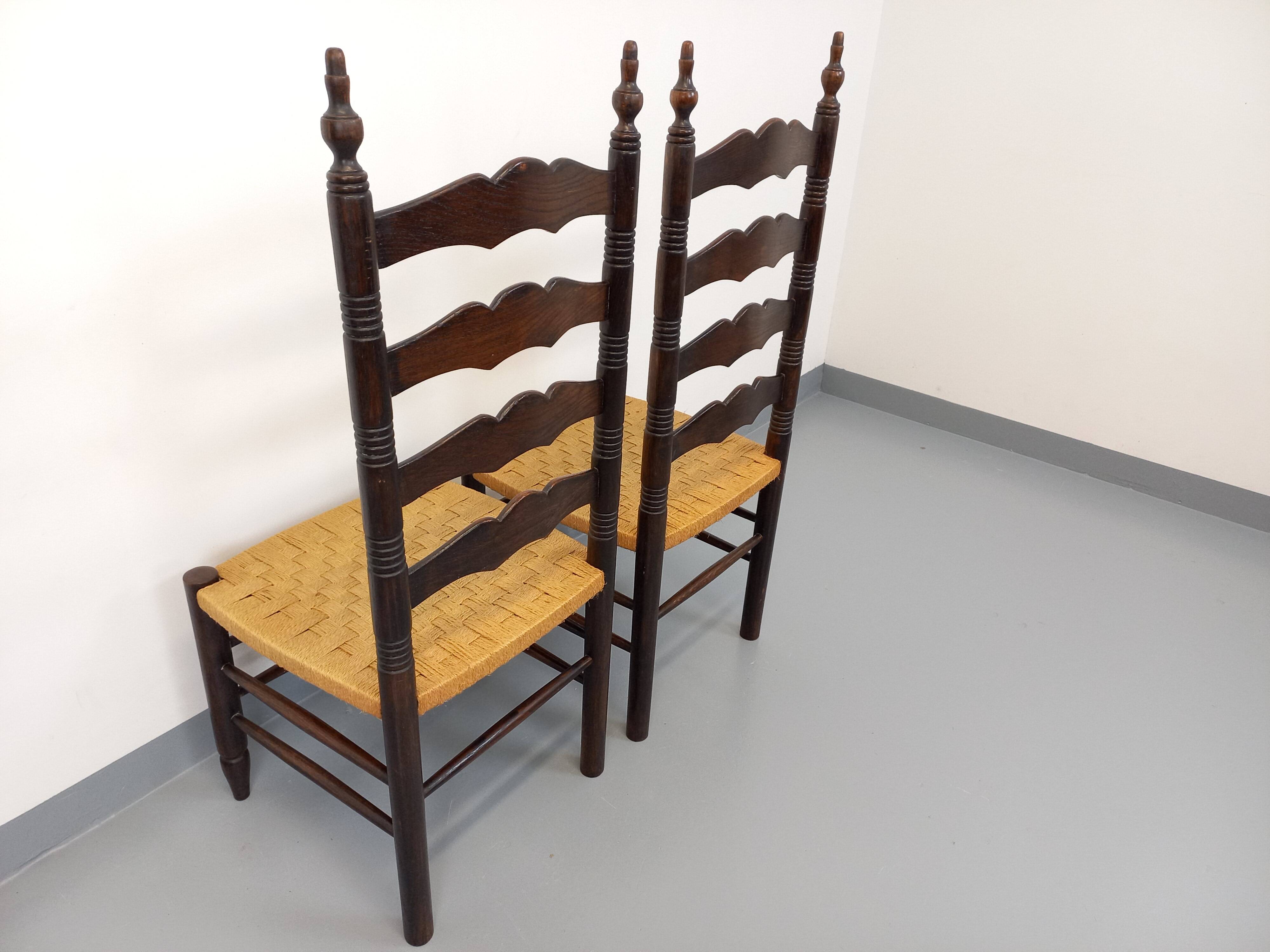 Pair of vintage Arts & Crafts chairs in the style of Antonio Calligaris in oak wood and rope from the 1970s.