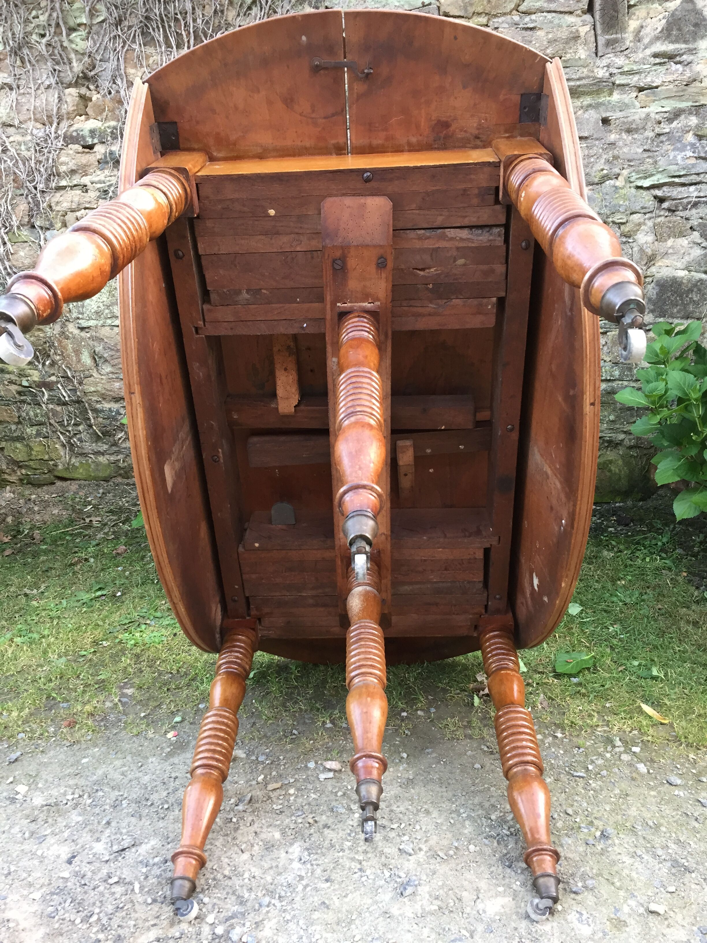 Old oval table Louis Philippe with 6 feet