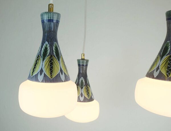 Lampe suspendue danoise moderne d'une beauté exceptionnelle en teck, verre opalin, céramique, lampe suspendue à 3 lumières