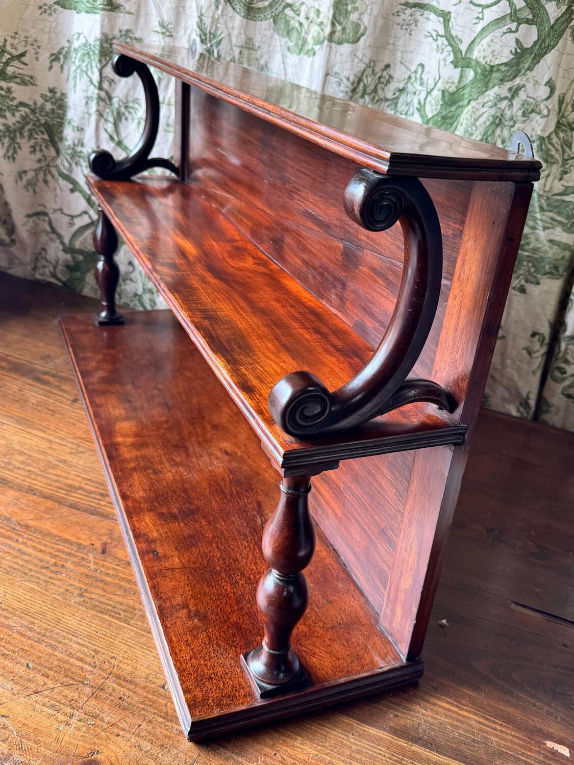 Elegant Victorian mahogany wall shelf. Late 19th century.