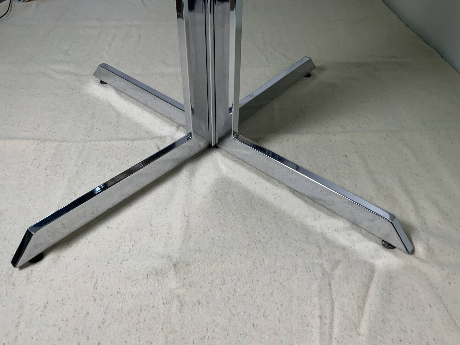 Glass dining table 70.