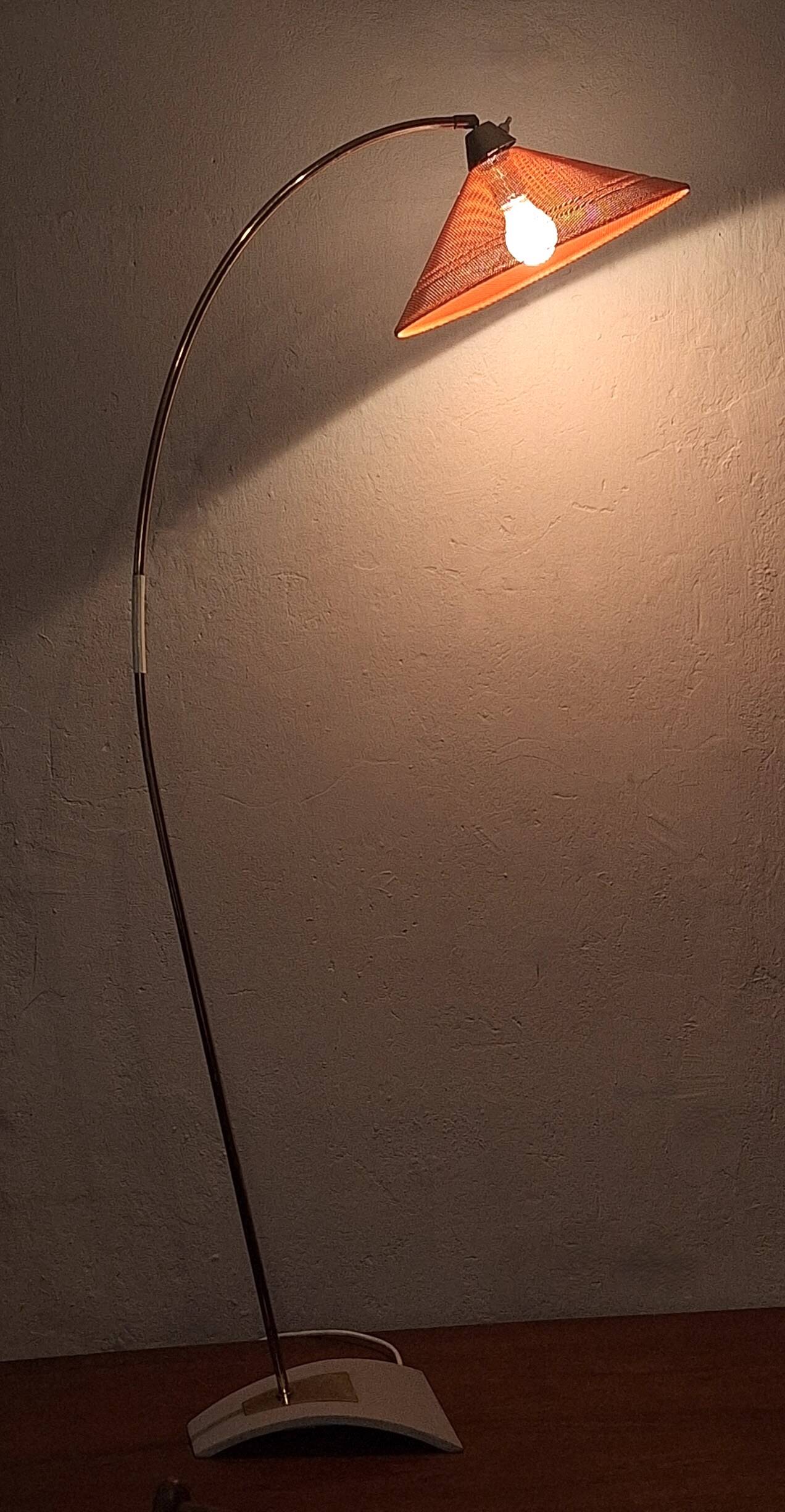 Lampadaire arc du milieu du siècle en laiton et métal perforé, années 1960.
