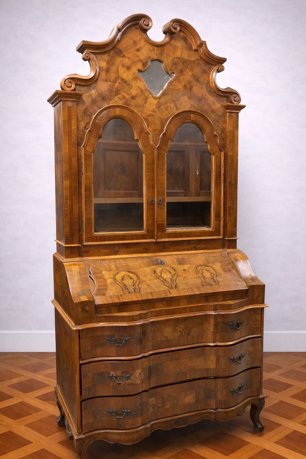 Important secretary desk in Venetian style, Louis XV, made of marquetry walnut.