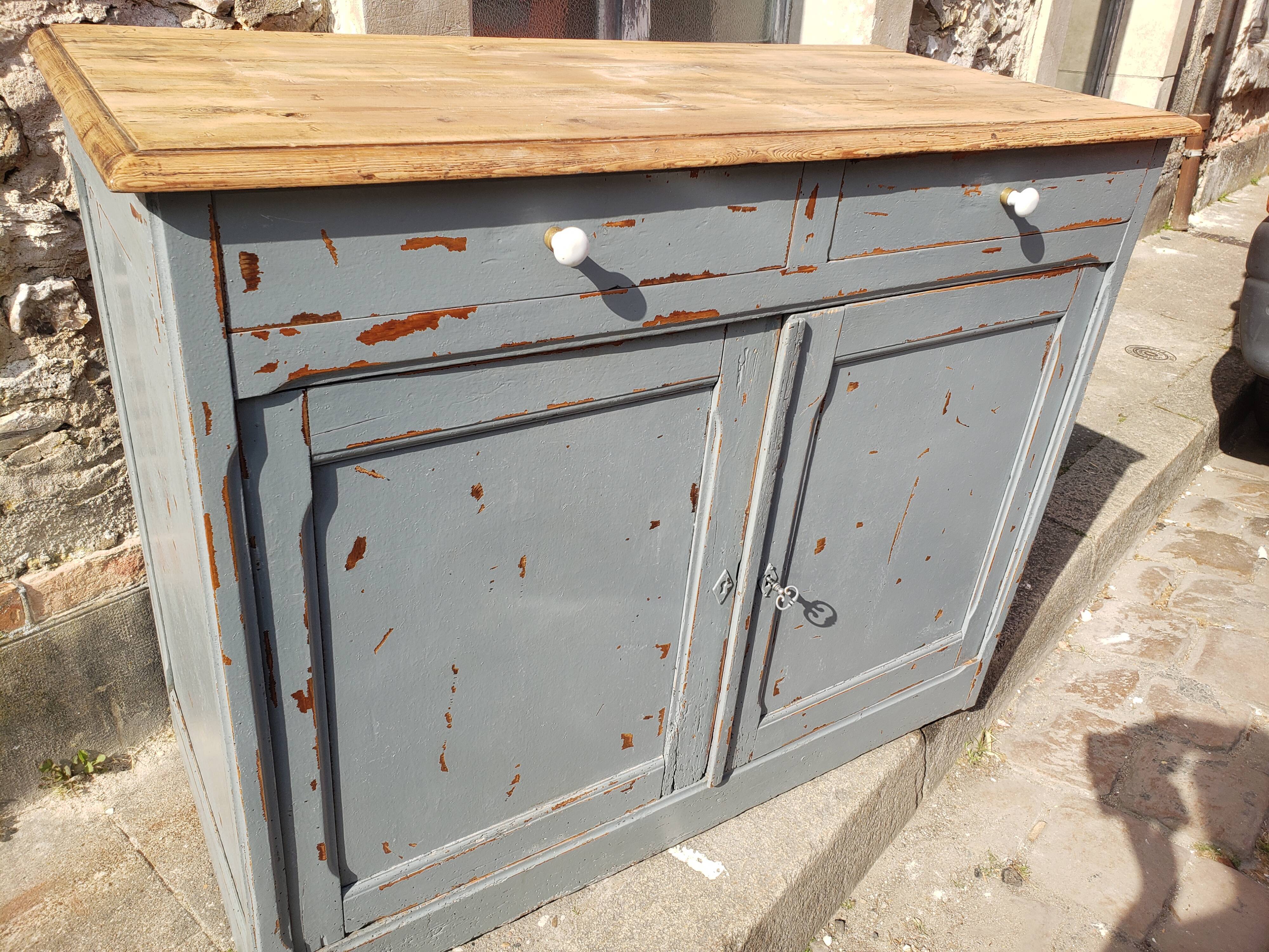 Slate and raw Parisian buffet