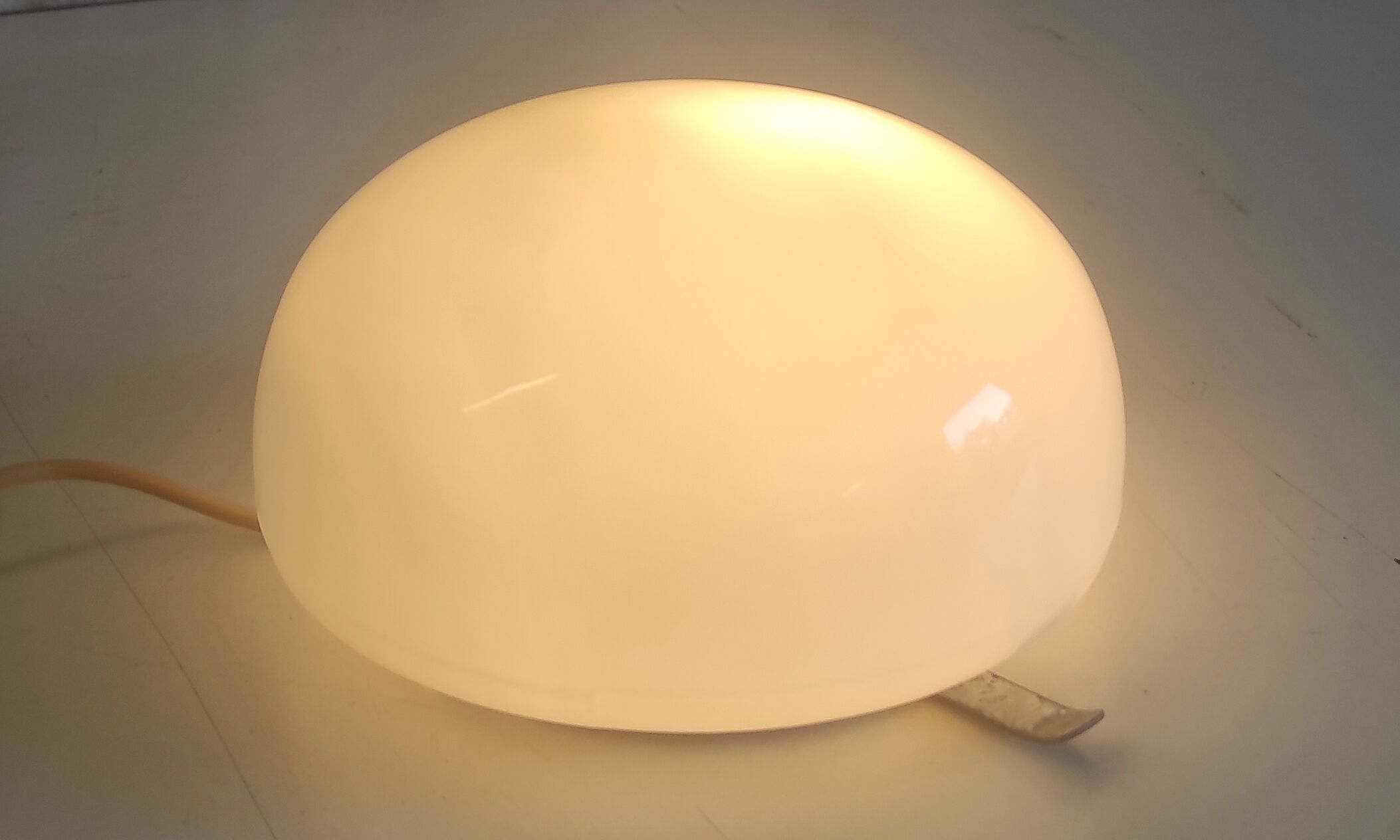 Plafonnier ou applique en verre opalin 20 cm, années 60-70
