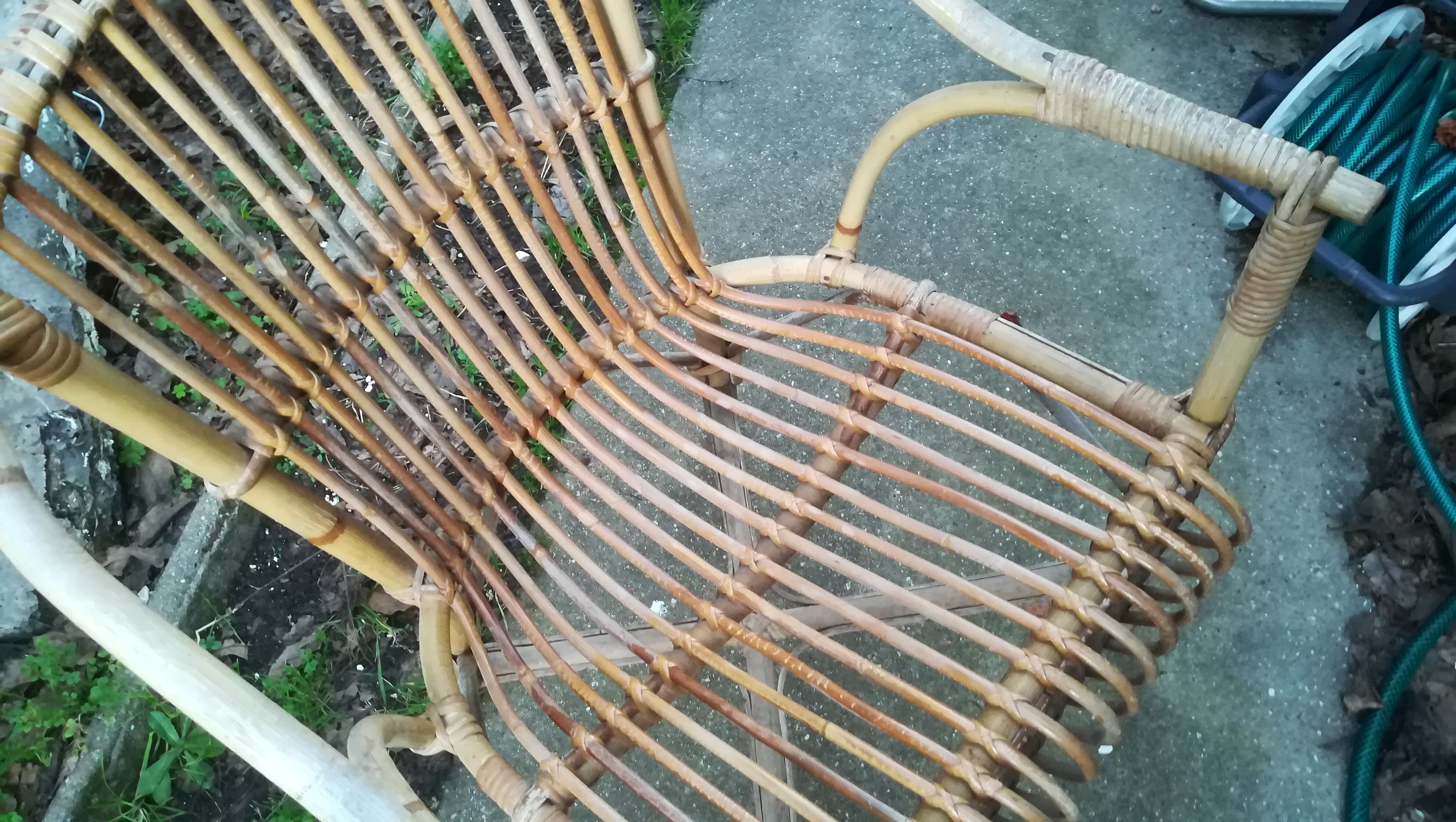 Paire de fauteuils en rotin patinés naturels