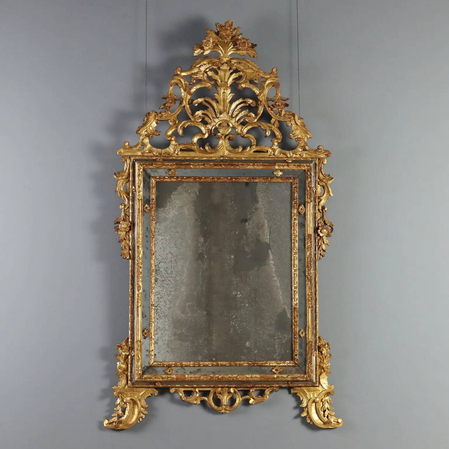 Antique mirror in gilded lime wood, Baroque sculptures, 18th century