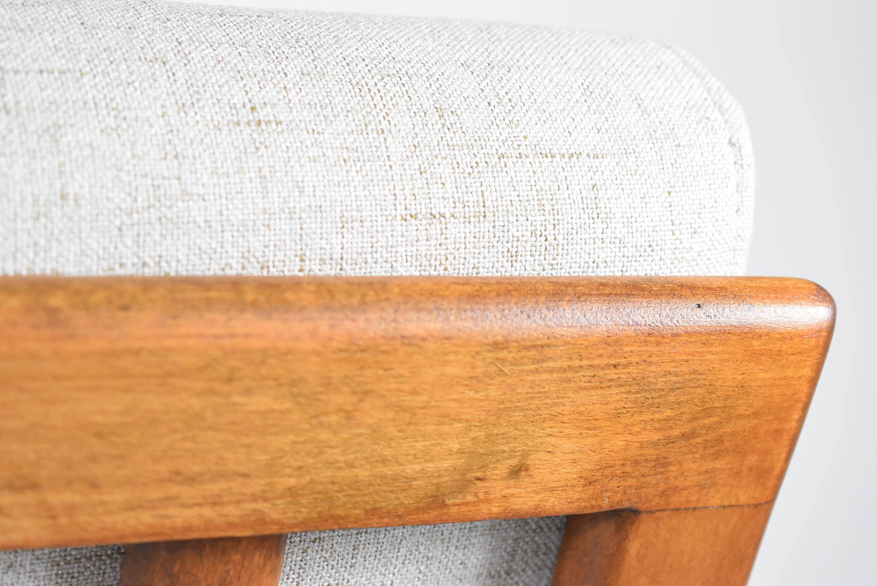 Fauteuil scandinave restauré avec repos-pieds, icône des années 60, tissu marron, teck