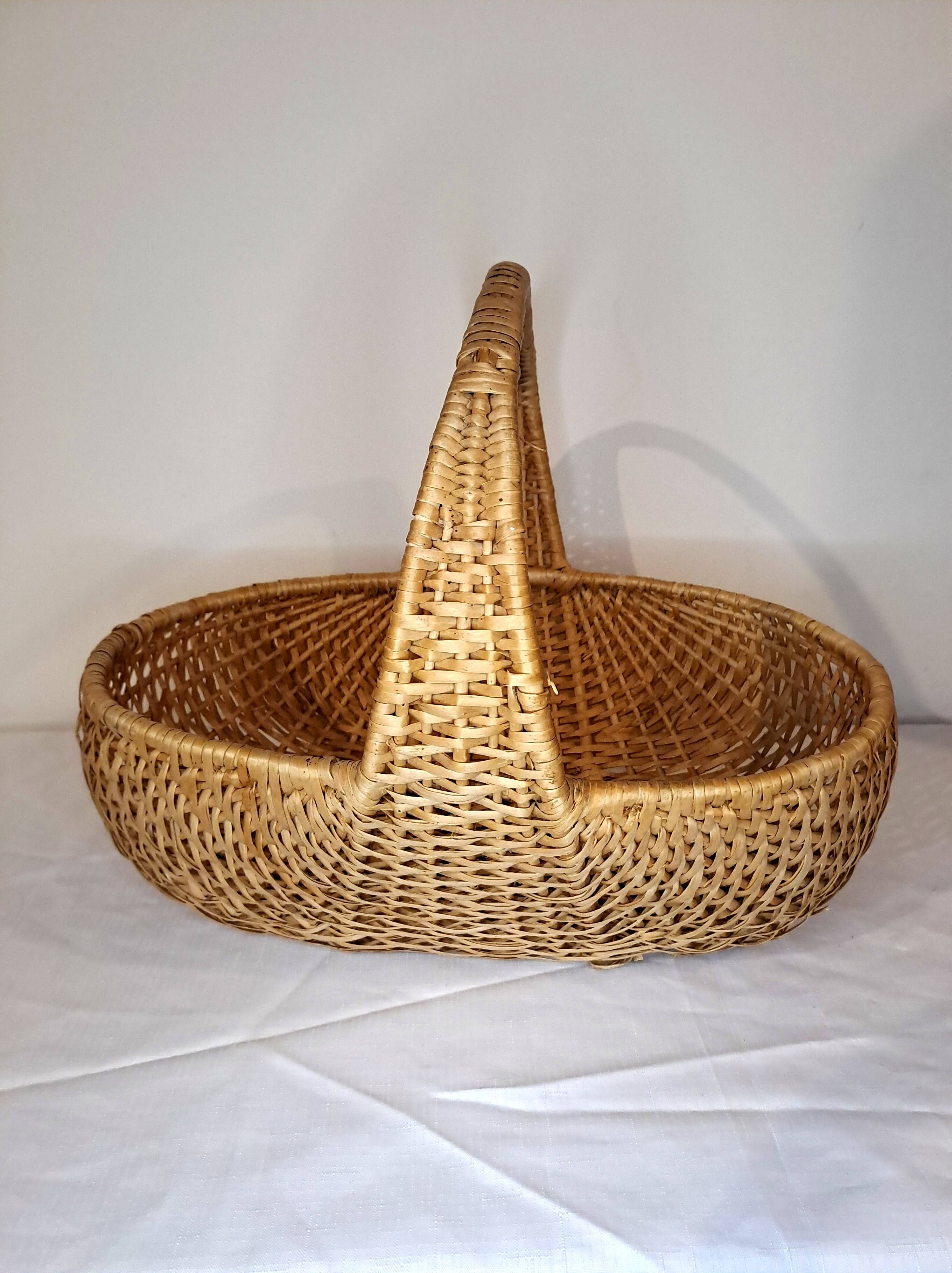 Large vintage light wicker basket – Integrated central handle