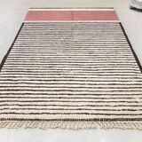 Off-white Moroccan rug with geometric patterns, 250cm x 300cm