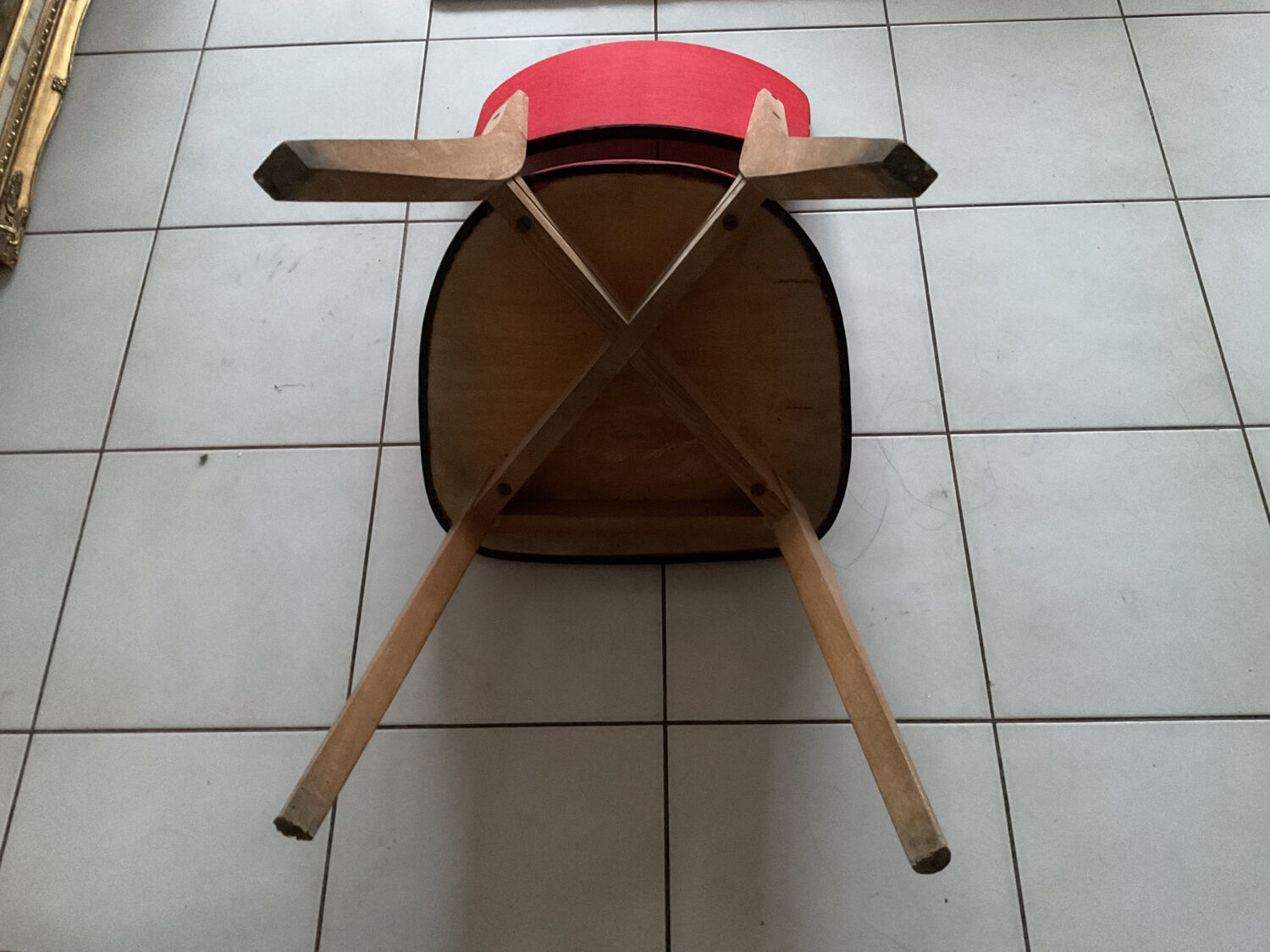 Chaise similicuir rouge années 70