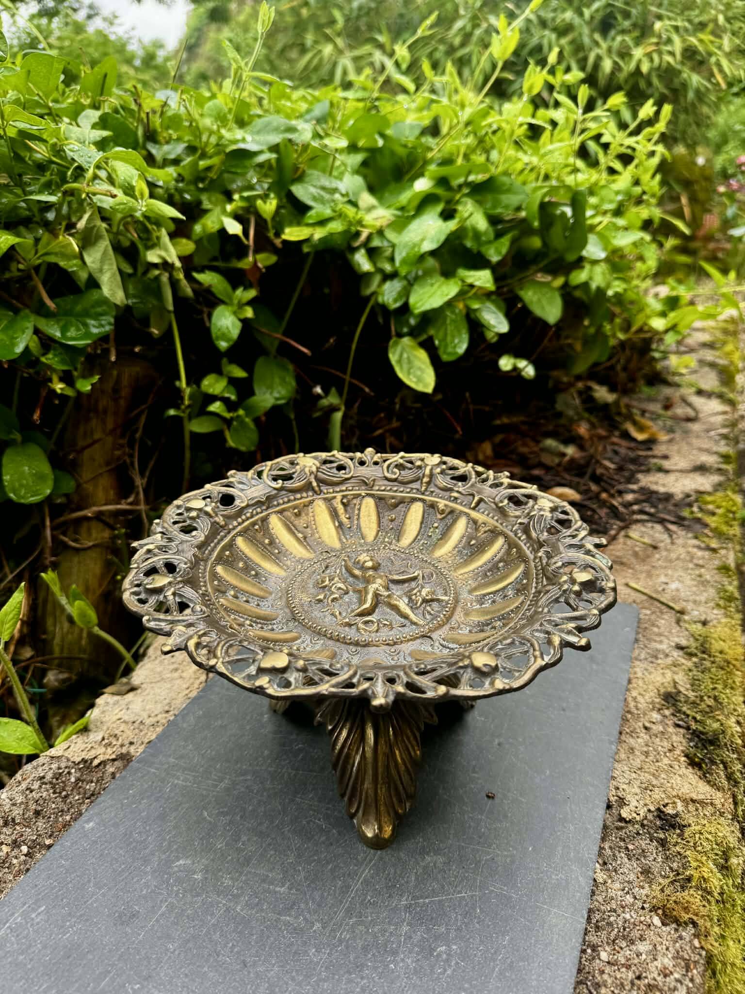 Large fruit bowl centrepiece in bronze from the 19th century.