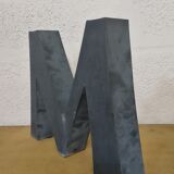 Lettre M ancienne en relief et en zinc