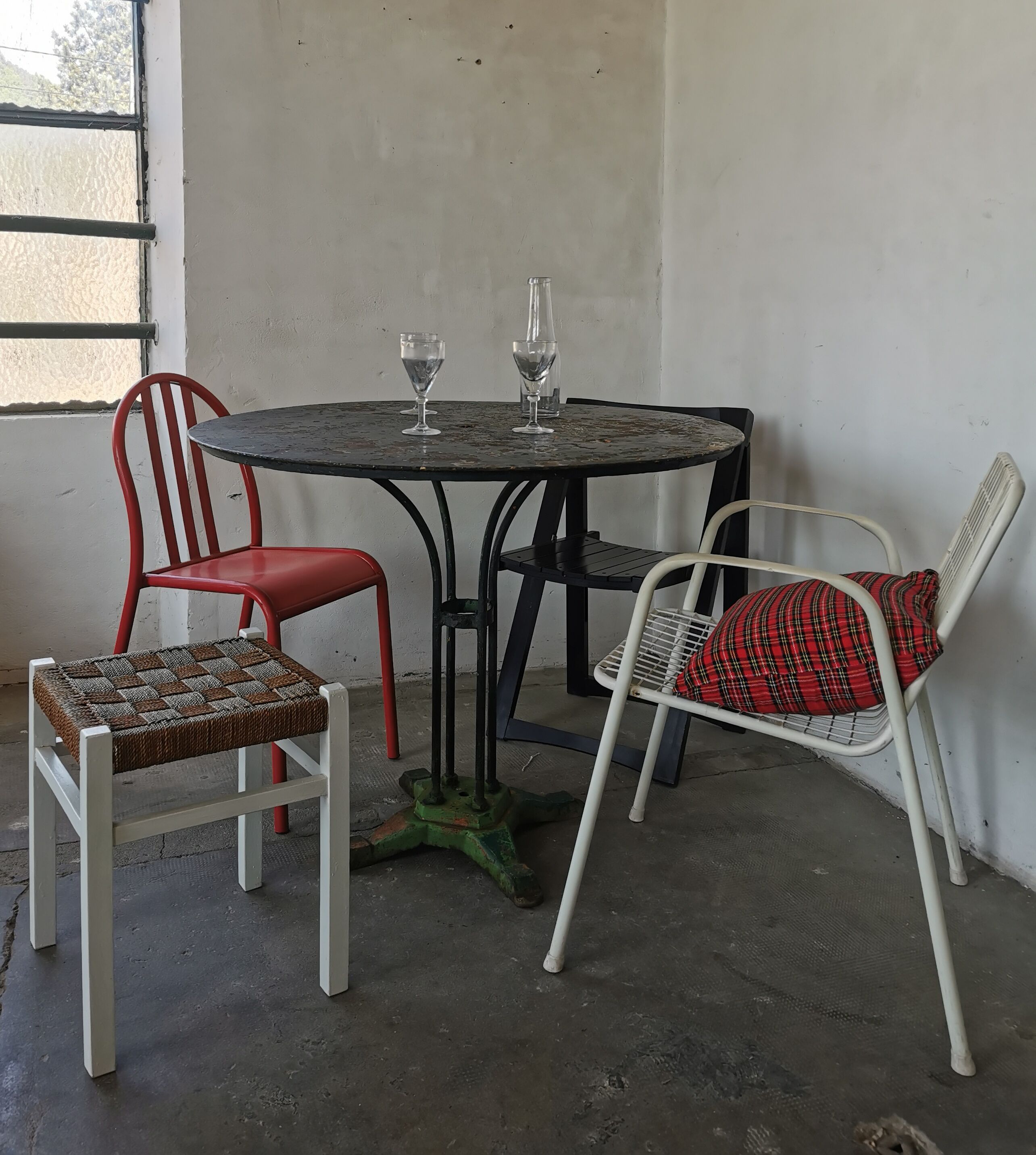 Round garden table cast iron and metal