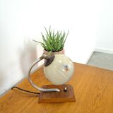 Lampe de table avec base en bois et abat-jour en verre avec des détails bleus vintage