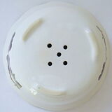 Table table table service decorated with pampres consisting of a drainer and a plate