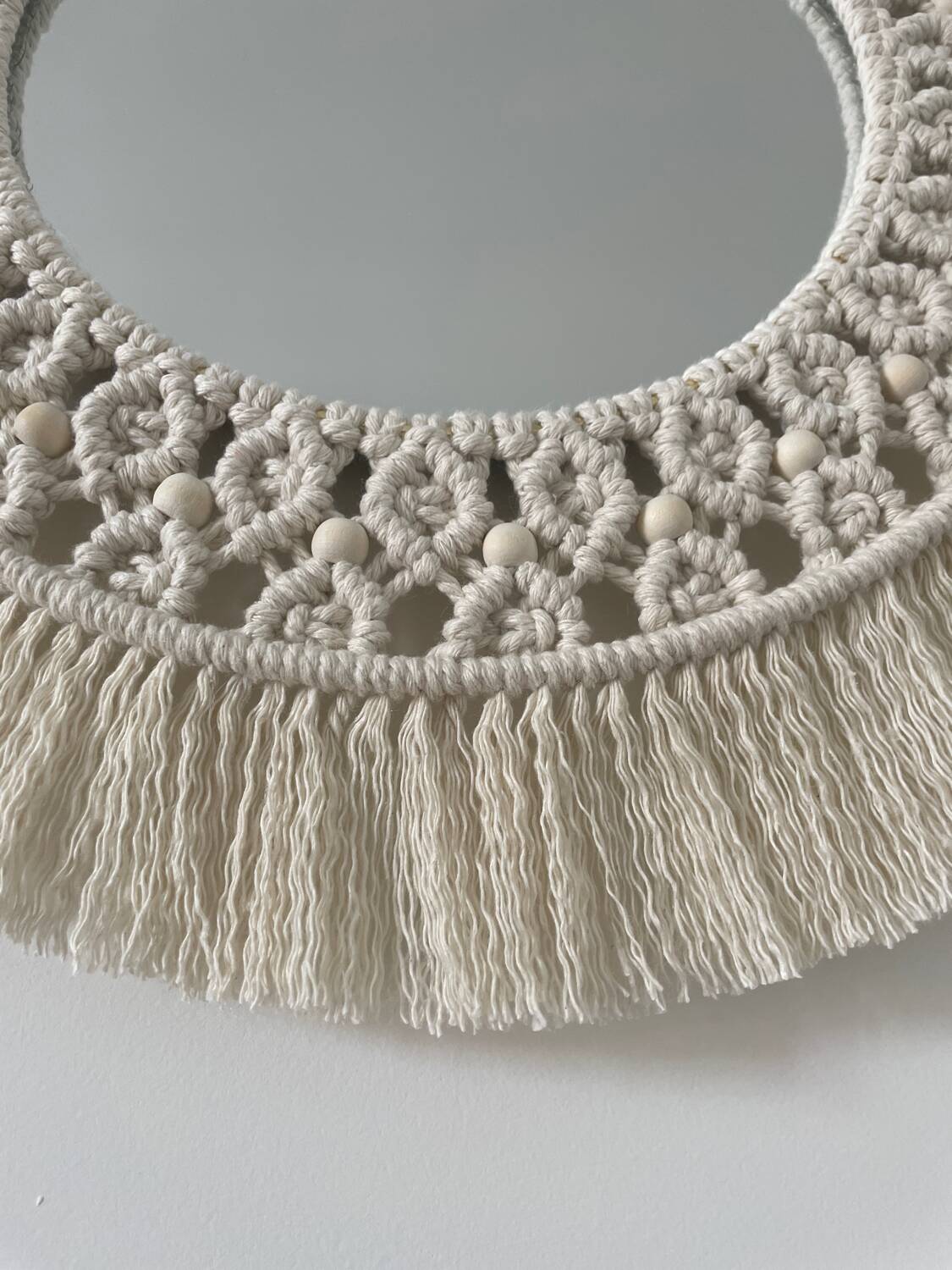 Miroir bohème en macramé et perles de bois