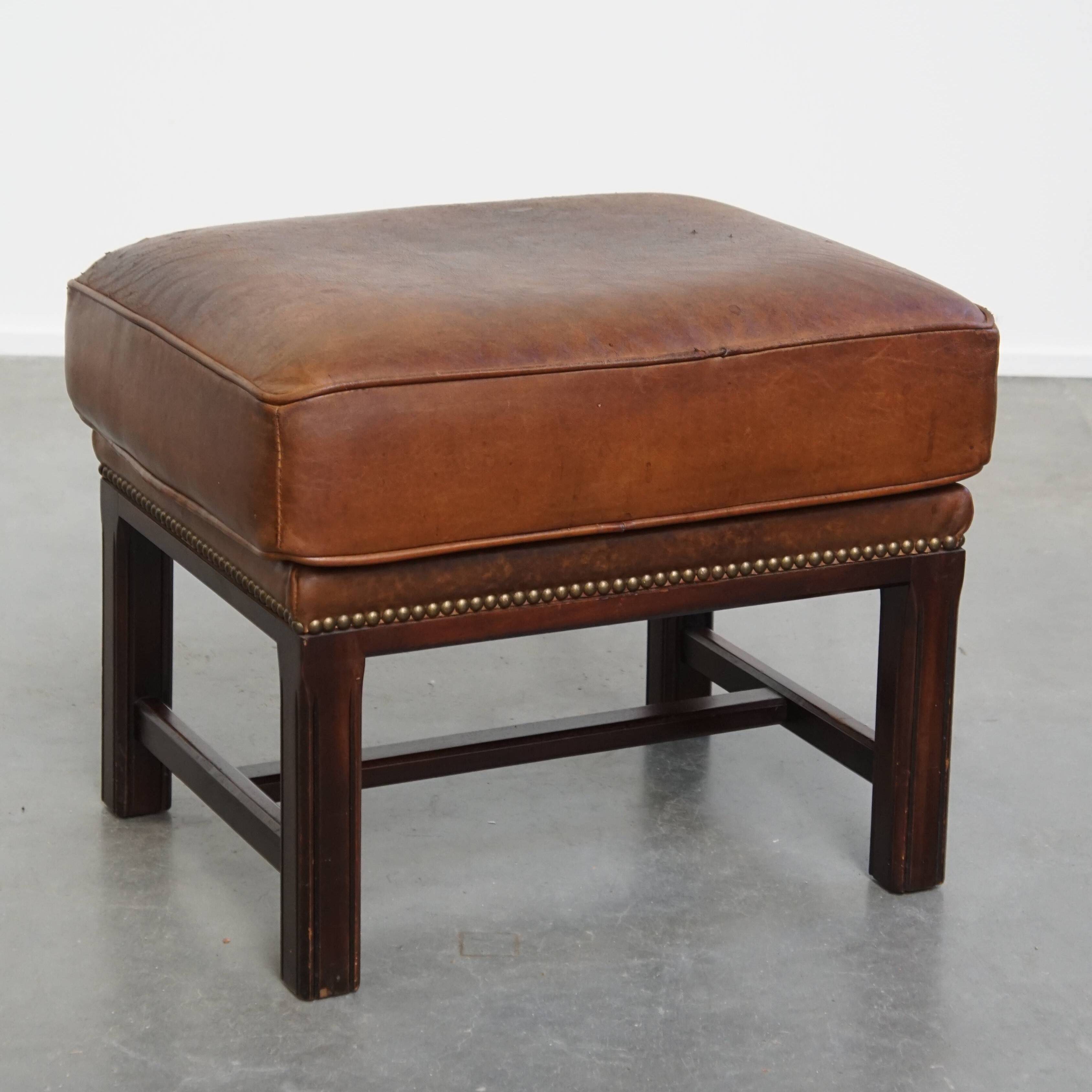 Pouf en cuir de mouton avec cadre en bois
